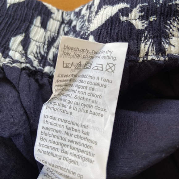 J Crew Women’s Skirt. Gently used like new. Navy and White, size XL - Picture 4 of 4